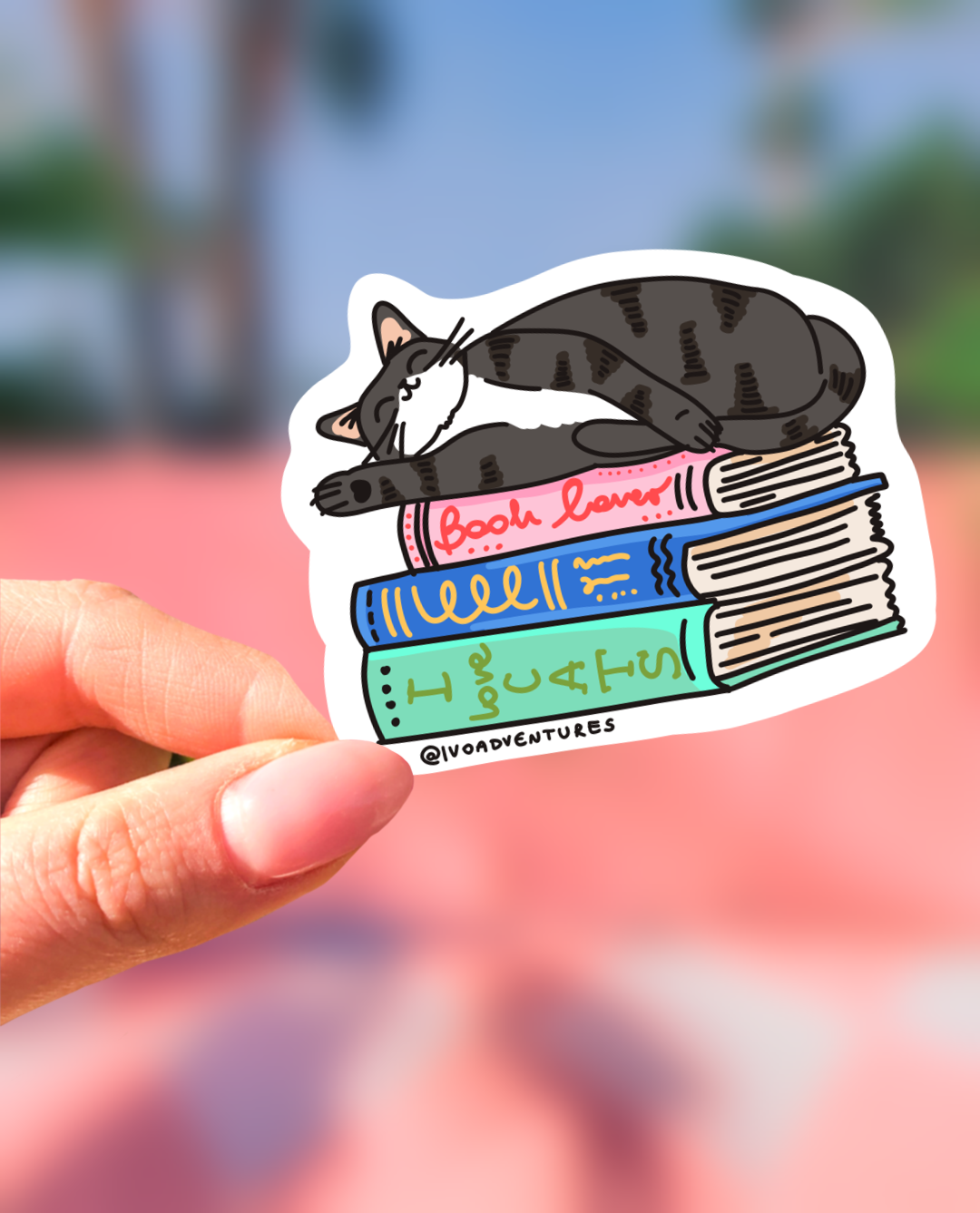 Naklejka - Leniwy kotek na książkach